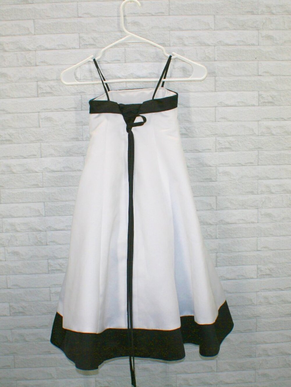 DAVID'S BRIDAL Gown Flowergirl Dress H8052 Formal Satin White and Black Girls 4 - Picture 4 of 14